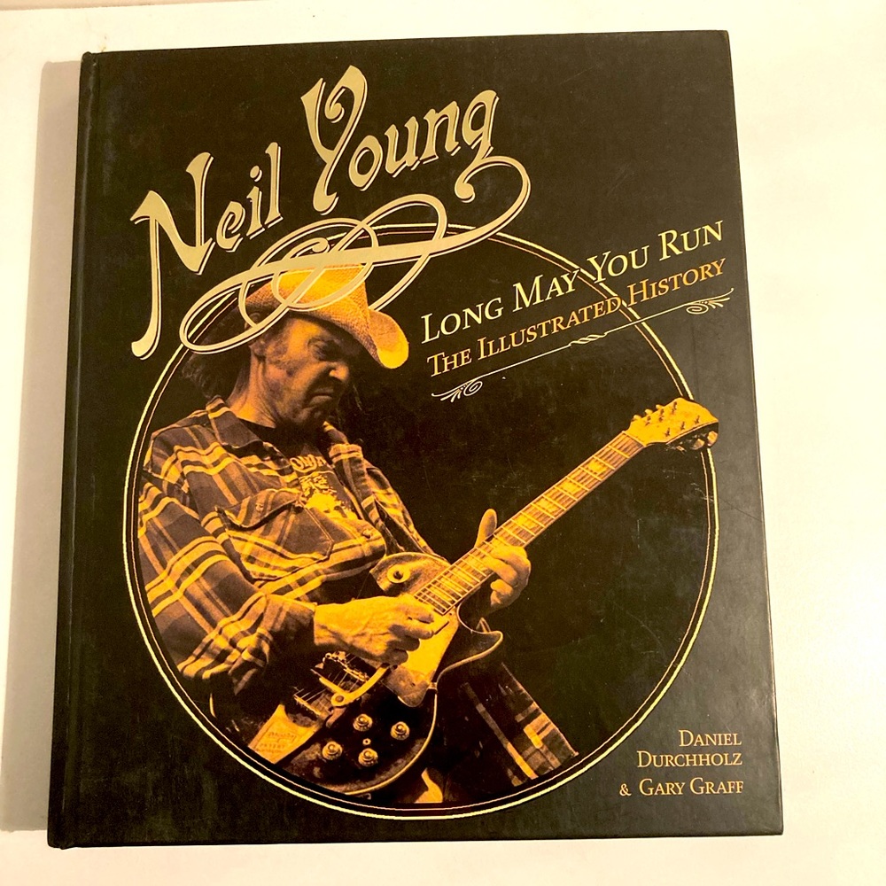 BOOK•NEIL YOUNG { LONG MAY YOU RUN THE ILLUSTRATED HISTORY }